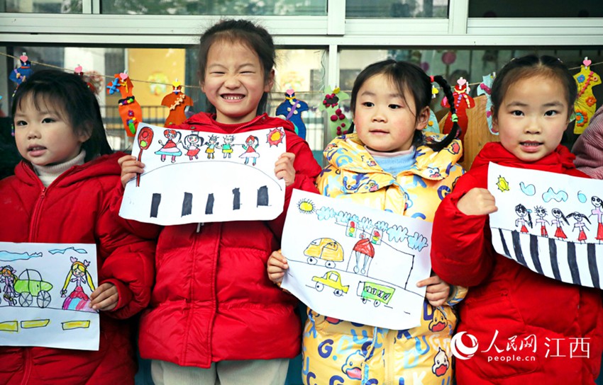 2월 17일, 장시(江西)성 이펑(宜豐)현 유치원은 개학일에 다양한 안전 교육 수업을 실시했다. 아이들의 안전을 주제로 한 자신의 작품을 선보이고 있다. [사진 출처: 인민망]