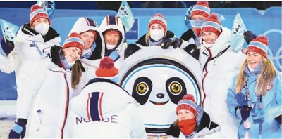 2월 14일, 베이징 동계올림픽에 참가한 선수들이 시상 광장에서 빙둔둔과 기념사진을 찰영하고 있다. [사진 출처: 신화사]