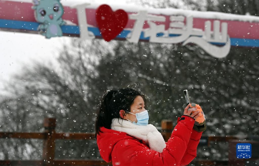 관광객이 룽터우산에서 기념 촬영을 한다. [2월 20일 촬영/사진 출처: 신화사] 