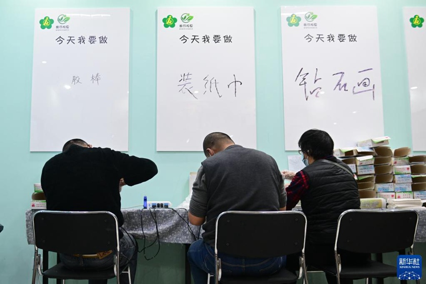칭하이성 시닝시 청둥구의 한 직업훈련소에서 지적장애인들이 기술 훈련을 받고 있다. [2월 23일 촬영/사진 출처: 신화사]