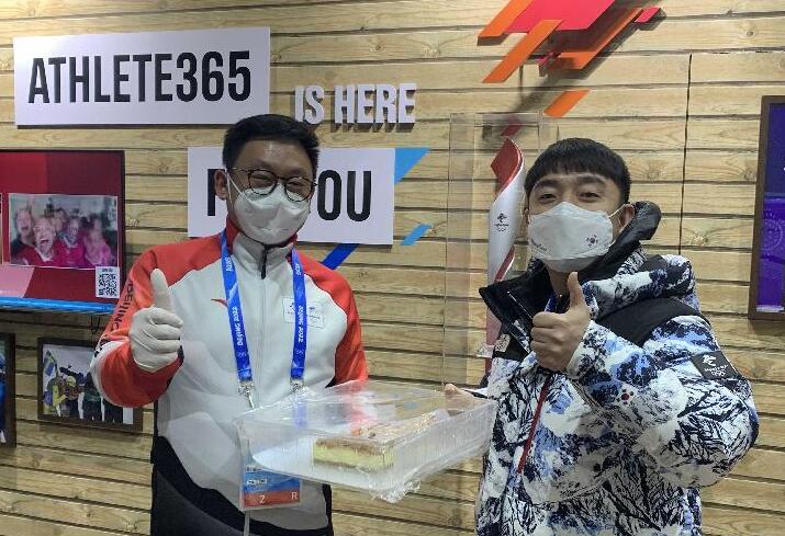 한국 선수단이 전달받은 '특별한 생일 케이크' [장자커우 동계올림픽 선수촌 식음료서비스부 제공]