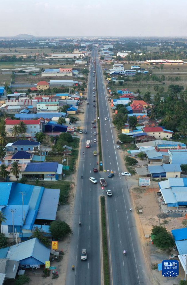 중국이 캄보디아에 원조한 3호 도로 증축 프로젝트 [3월 1일 드론 촬영/사진 출처: 신화사]
