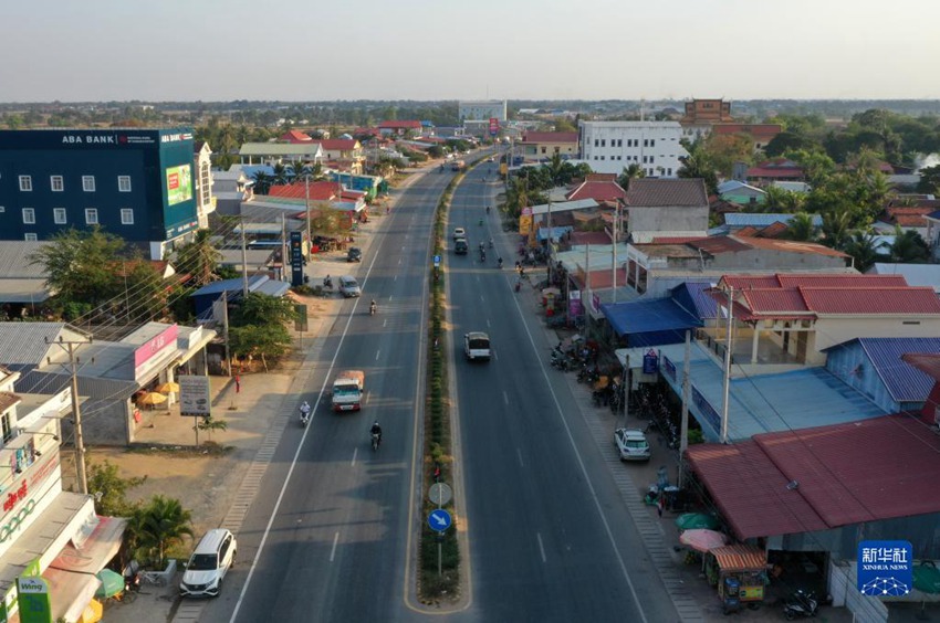 중국이 캄보디아에 원조한 3호 도로 증축 프로젝트 [3월 1일 드론 촬영/사진 출처: 신화사]