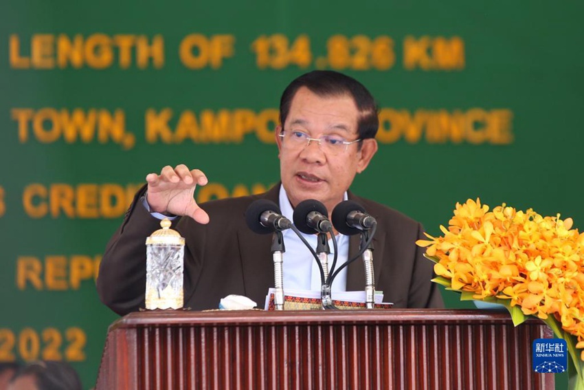 3월 2일, 훈센 캄보디아 총리가 중국이 원조한 3호 도로 증축 프로젝트 개통식에서 연설을 하고 있다. [사진 출처: 신화사]