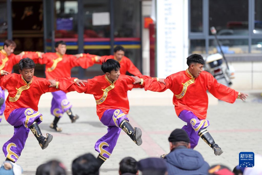 이주지 목축민들이 광장에서 민족 전통춤을 추며 새해를 맞이한다. [2월 28일 촬영/사진 출처: 신화사]