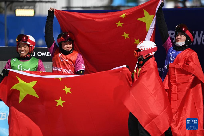 중국 선수 왕펑야오, 주융강, 장이치와 지리자(왼쪽부터)가 경기장에서 세레모니를 하고 있다. [사진 출처: 신화사]