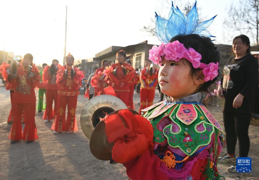 여자아이가 마을 어귀에서 화산구 공연 연습을 한다. [3월 3일 촬영/사진 출처: 신화사] 