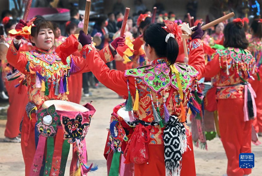 마을 주민들이 화산구 공연을 하고 있다. [3월 3일 촬영/사진 출처: 신화사]