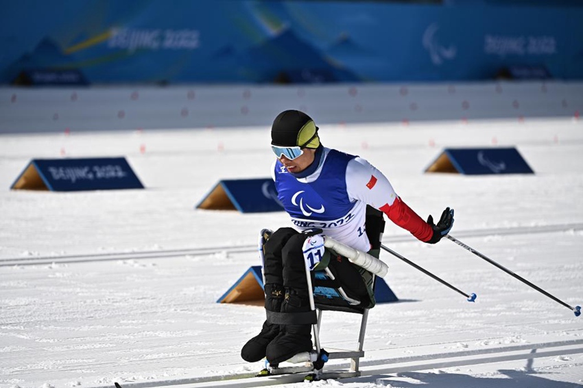정펑이 크로스컨트리 스키 남자 장거리(좌식) 경기를 하고 있다. [3월 6일 촬영/사진 출처: 신화사]
