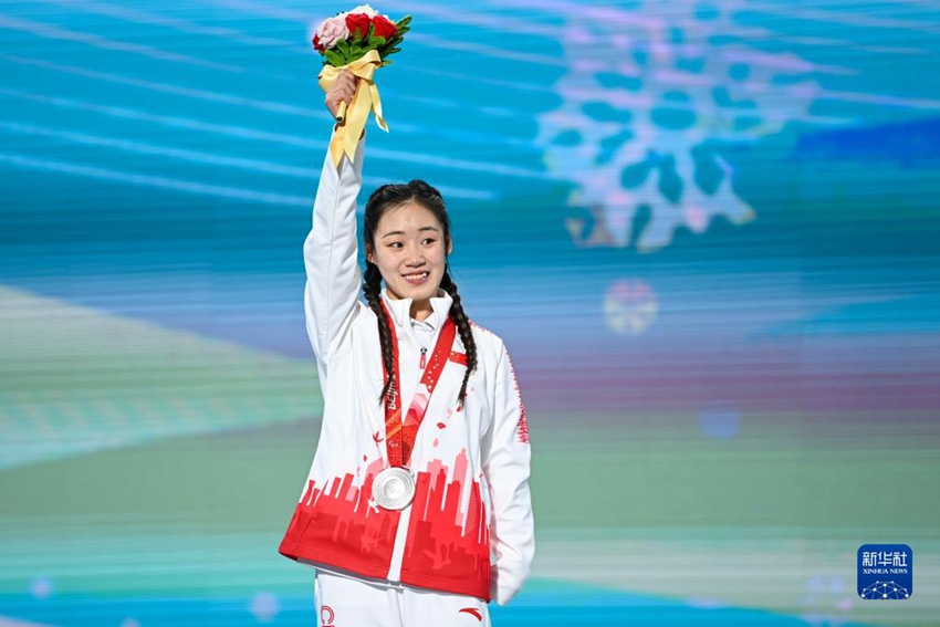 3월 5일, 동계패럴림픽 알파인스키 다운힐(입식) 경기에서 은메달을 획득한 장멍추가 시상대에 올랐다. [사진 출처: 신화사]