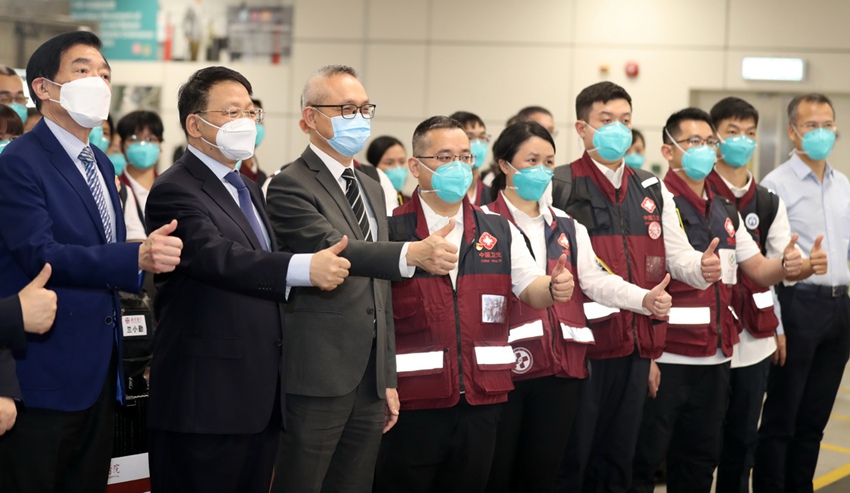 홍콩 관련 책임자는 선전만 통상구에 도착해 의료팀을 환영했다. [3월 14일 촬영/사진 출처: 신화사]