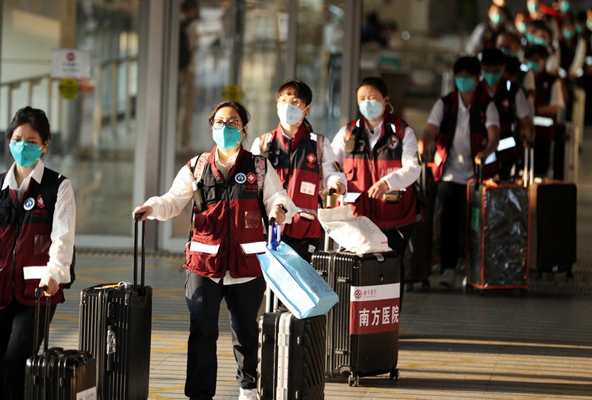 홍콩특구정부의 요청으로 광둥성에서 파견한 본토 홍콩 의료지원팀 75명이 14일 저녁 선전만 통상구를 통해 홍콩에 도착했다. [3월 14일 촬영/사진 출처: 신화사]