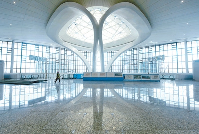 3월 15일, 인부들이 항저우 샤오산(萧山)국제공항 T4(제4 터미널) 연잎 모양 출발층을 걸어 나온다. 최근 항저우 아시안게임의 중요한 인프라 사업인 T4는 이미 준공 및 검수를 마친 상태로, 5월이면 운영 조건을 갖춘다. [사진 출처: 영상중국(影像中國)/ 촬영: 룽웨이(龍巍)]