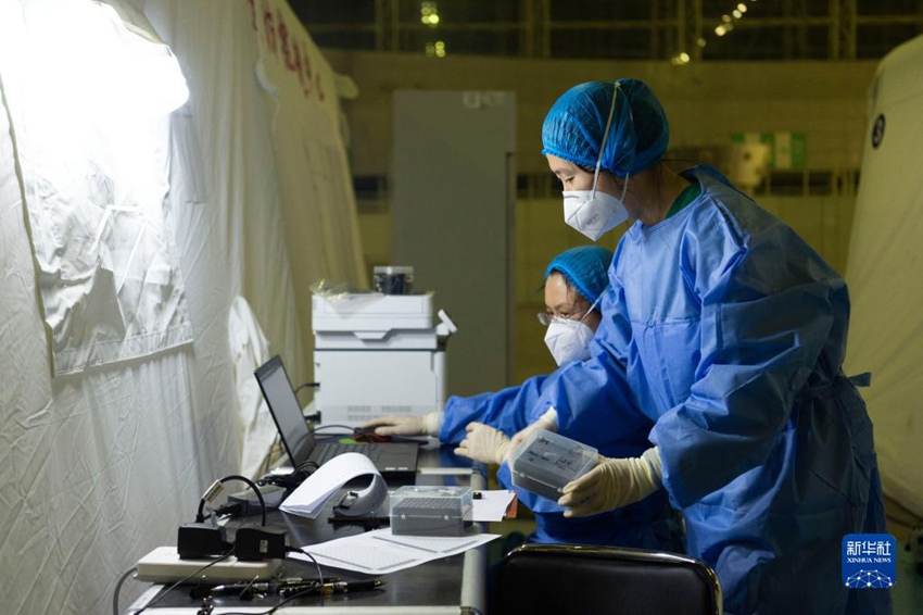 하얼빈시 이동 실험실에서 일하는 의료진들 [3월 18일 촬영/사진 출처: 신화사]