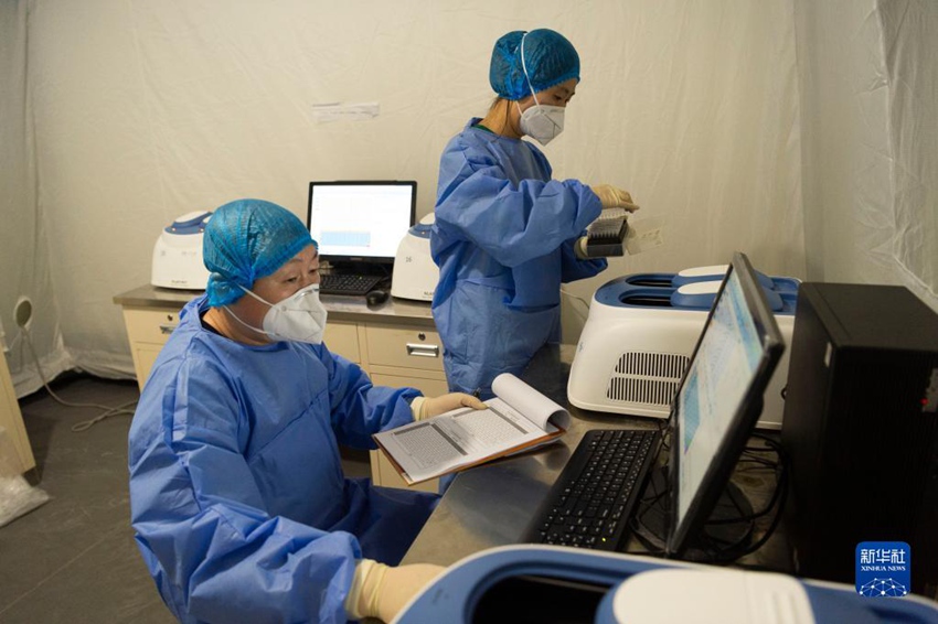 하얼빈시 이동 실험실에서 일하는 의료진들 [3월 18일 촬영/사진 출처: 신화사]