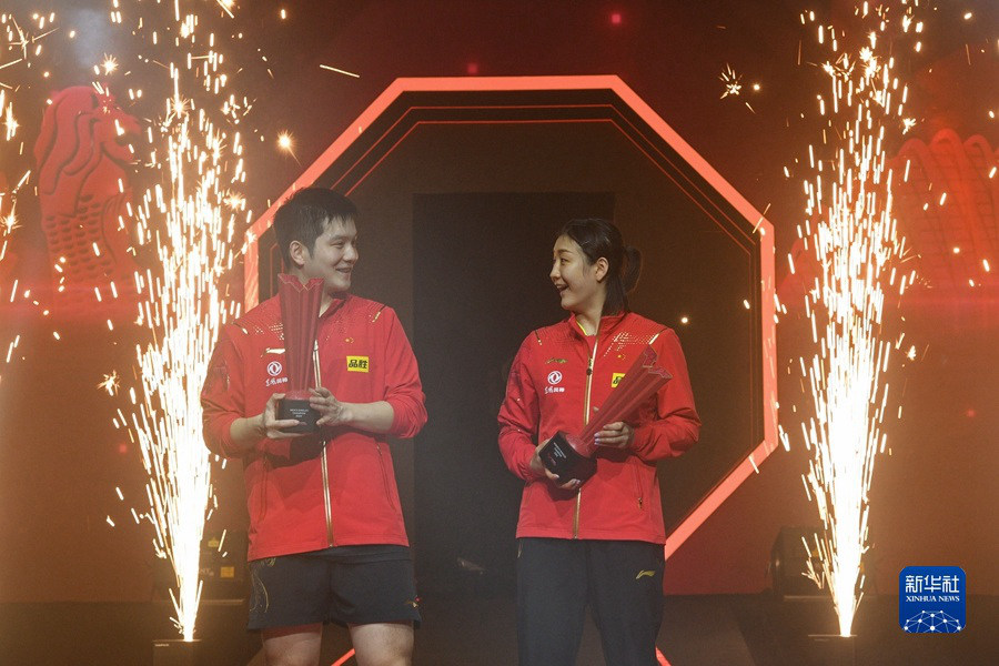 중국의 판전둥(왼쪽) 선수와 이번 경기 여자 단식 챔피언이자 팀원인 천멍 선수가 시상대에 있다. [사진 출처: 신화사]
