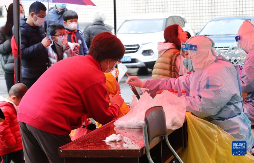 3월 21일, 상하이 민항구의 한 주거단지에서 의료진들이 핵산검사를 하고 있다. [사진 출처: 신화사]