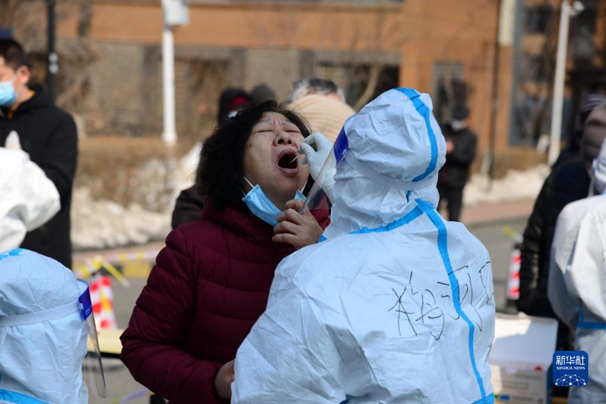 장춘시 난관구 한 핵산검사소에서 시민들이 검사를 받고 있다. [3월 21일 촬영/사진 출처: 신화사]