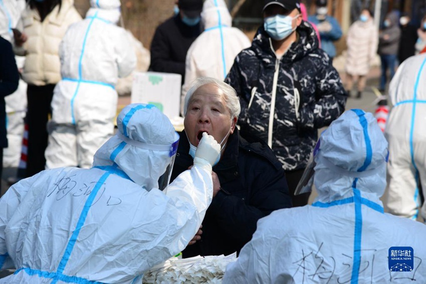장춘시 난관(南關)구 한 핵산검사소에서 시민들이 검사를 받고 있다. [3월 21일 촬영/사진 출처: 신화사]