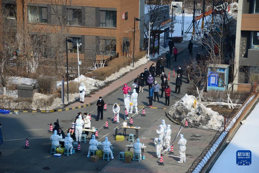 장춘시 난관구 한 핵산검사소에서 시민들이 검사를 받고 있다. [3월 21일 촬영/사진 출처: 신화사]