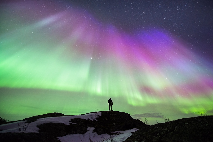 2015년 12월 9일 보도(구체적 촬영 시간 미상), 노르웨이 Hemnesberget에서 오로라가 밤하늘을 밝게 비춘다. 