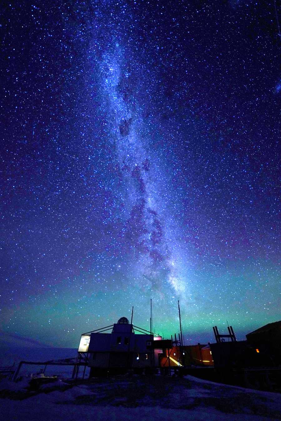 현지시간 2020년 4월 19일 남극주에 오로라가 은하수를 물들였다. 