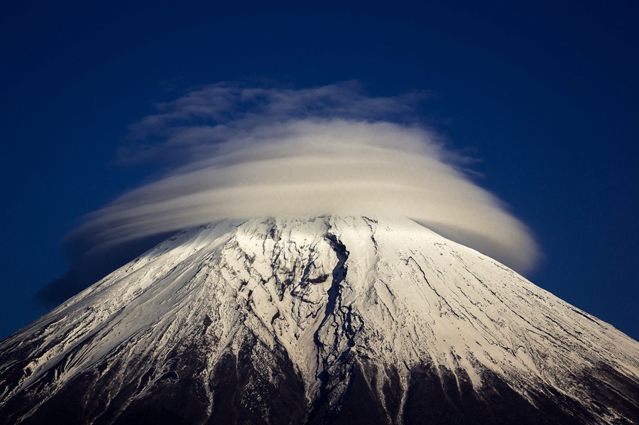 2015년 1월 19일 보도(구체적 촬영 시간 미상), 맑은 날 일본 후지산 산 꼭대기에 기이한 고리 모양으로 구름층을 형성했다. 