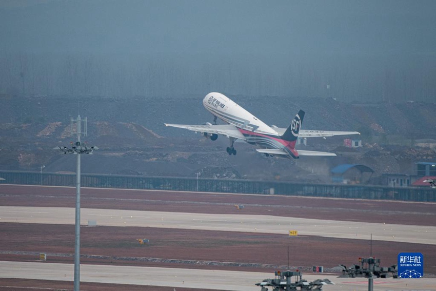 시험비행 화물기가 어저우 화후공항을 비행한다. [3월 19일 촬영/사진 출처: 신화사]