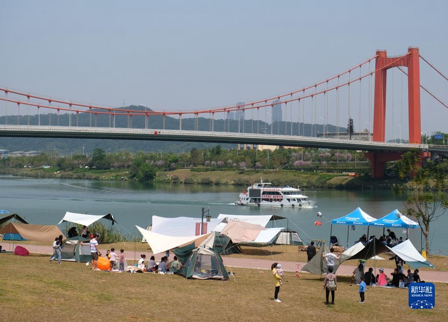 4월 5일, 광시 난닝 강변 주변으로 텐트를 쳐서 봄을 즐기는 시민들 [사진 출처: 신화사]