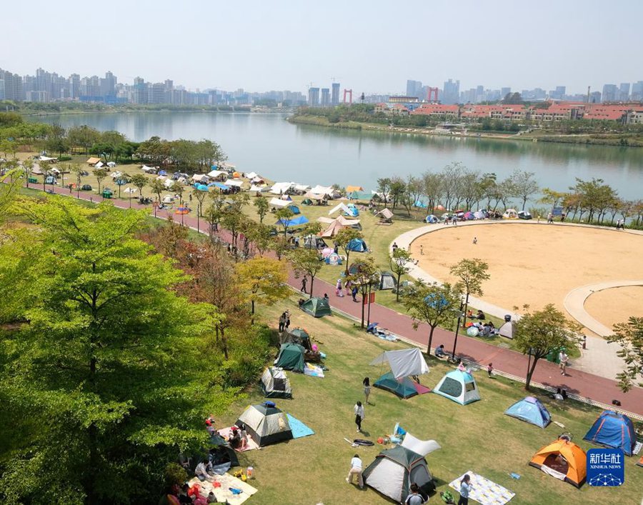 4월 5일, 광시 난닝 강변 주변으로 텐트를 쳐서 봄을 즐기는 시민들 [사진 출처: 신화사]