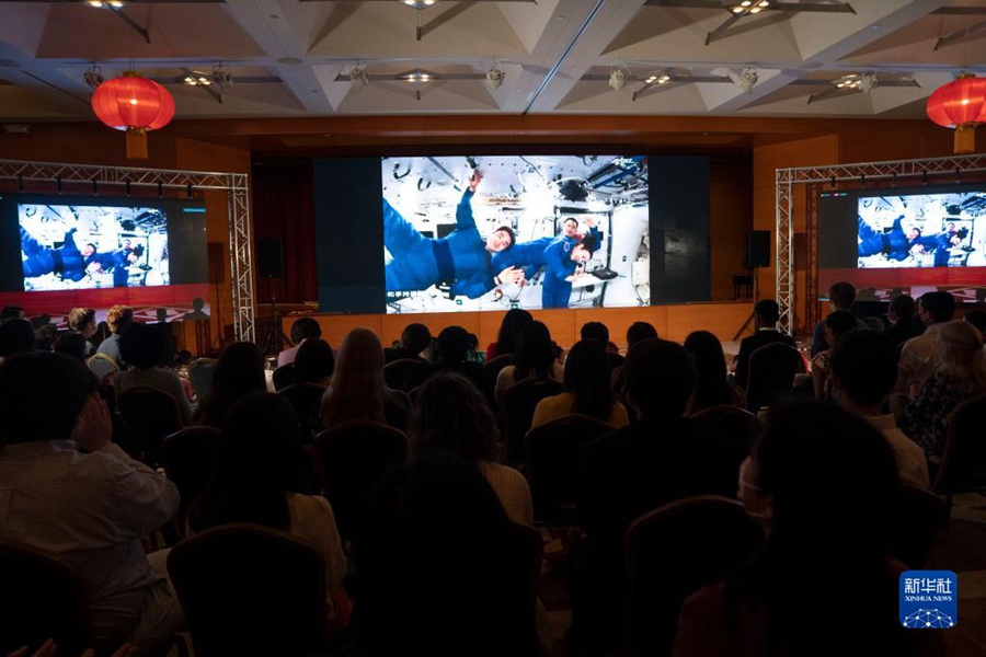 4월 9일, 워싱턴 주미 중국대사관이 개최한 ‘톈궁 묻고 답하기’ 행사에서 우주비행사 자이즈강, 왕야핑, 예광푸가 관중들에게 인사를 하고 있다. [사진 출처: 신화사]