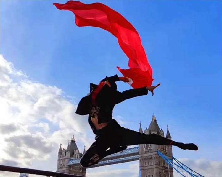 런던 길거리서 춤추는 中 무용가 보고 “중국인은 날 수 있나요?” 경탄