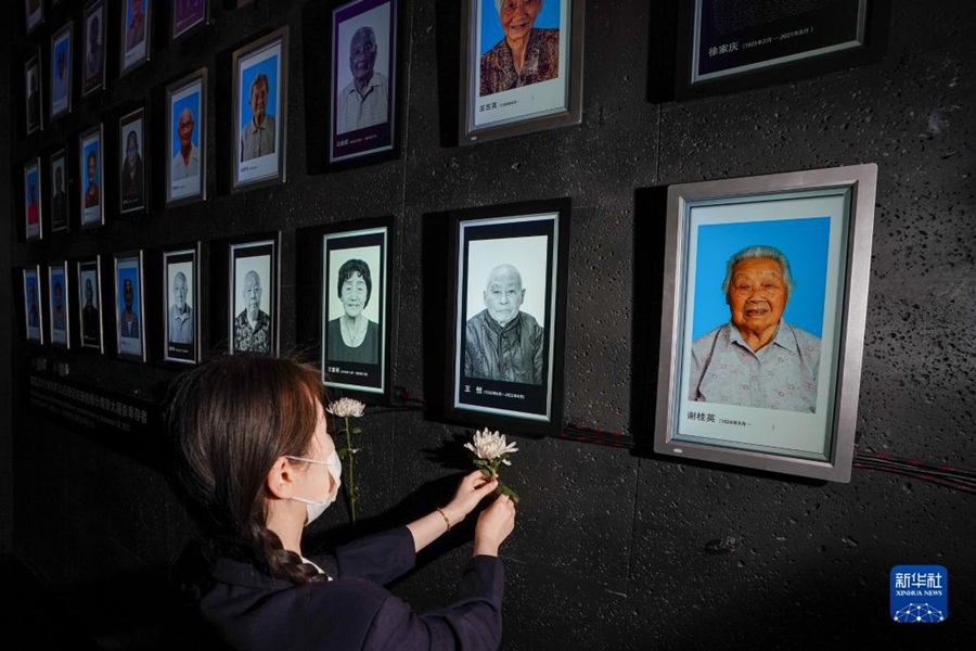 4월 13일, 중국 침략 일본군 난징대학살 희생동포 기념관에서 왕헝 노인의 가족이 영정 앞에 꽃을 바치며 추모하고 있다. [사진 출처: 신화사]
