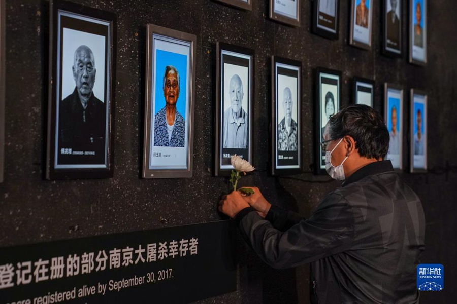 4월 13일, 중국 침략 일본군 난징대학살 희생동포 기념관에서 주짜이창 노인의 가족이 영정 앞에 꽃을 바치며 추모하고 있다. [사진 출처: 신화사]