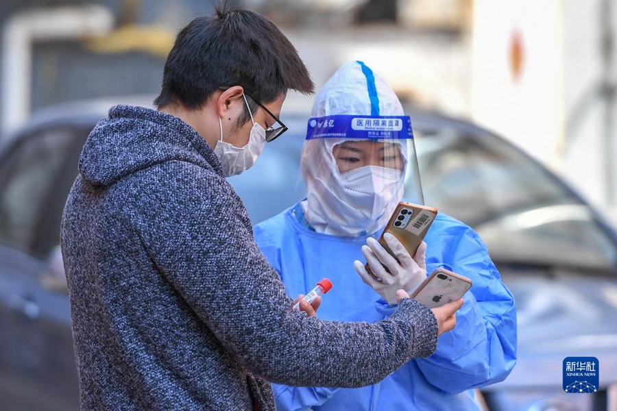 4월 14일, 지린시 촨잉(船營)구 다퉁(大東) 가도[街道: ‘구’(區) 아래의 작은 행정단위로 한국의 ‘동’에 해당]의 한 핵산검사소에서 직원이 주민의 핵산검사 등록을 돕고 있다. [사진 출처:신화사]