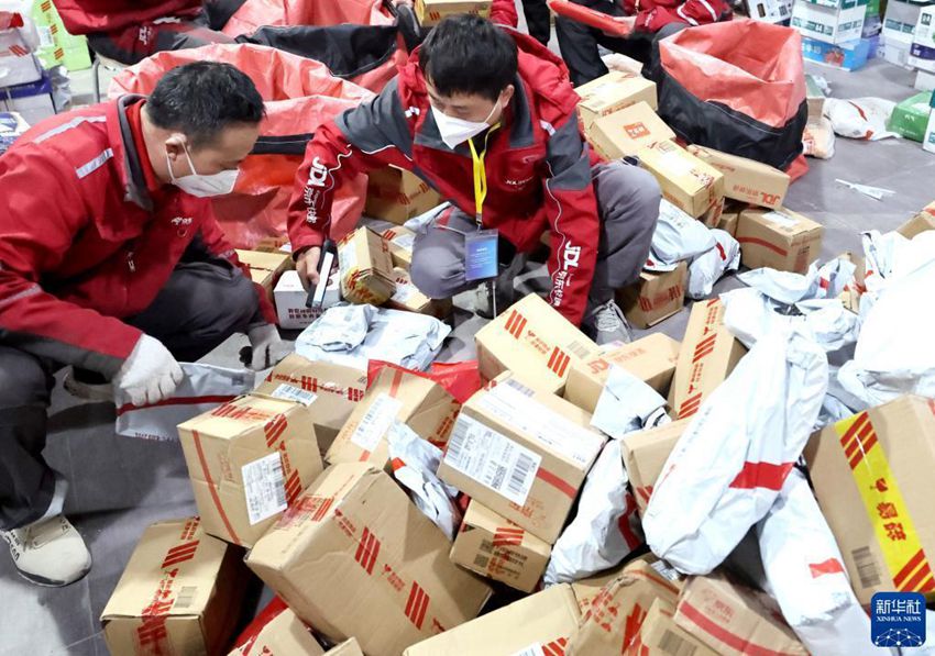 뤄밍(앞에서 오른쪽)이 징둥 상하이 취양 영업점에서 도착한 물건을 검사하고 있다. [4월 17일 촬영/사진 출처: 신화사]