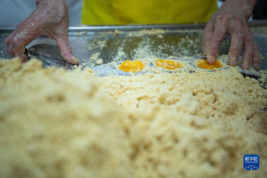 직원이 전통적인 달걀고기소 싱런빙을 만들고 있다. [4월 14일 촬영/사진 출처: 신화사]