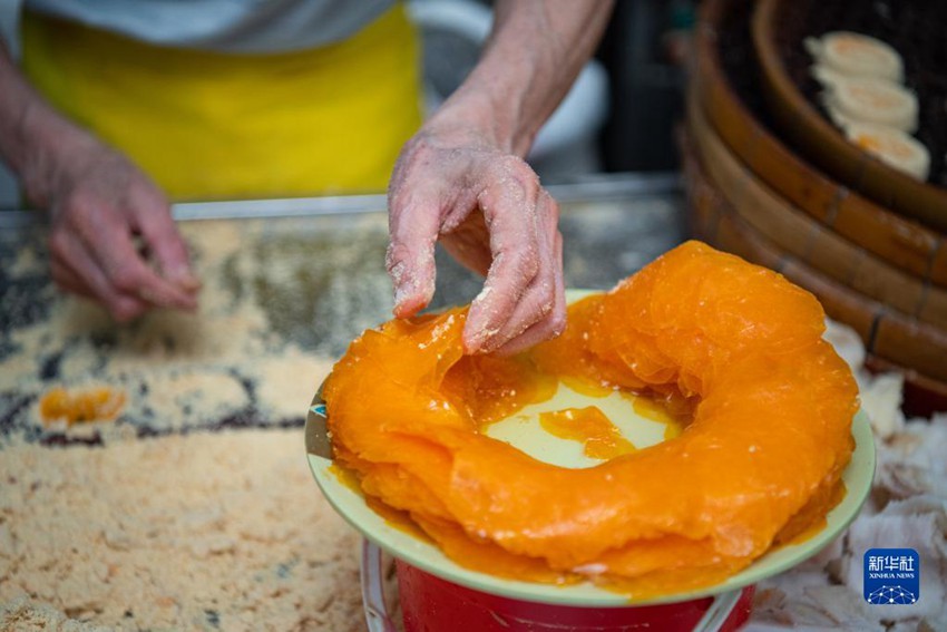 직원이 전통적인 달걀고기소 싱런빙을 만들고 있다. [4월 14일 촬영/사진 출처: 신화사]