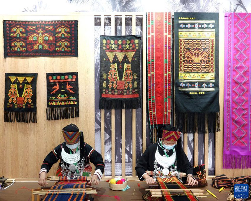 리족 부녀자들이 보아오 아시아포럼 주제공원에서 여족 전통 방직물을 선보인다. [4월 21일 촬영/사진 출처: 신화사]