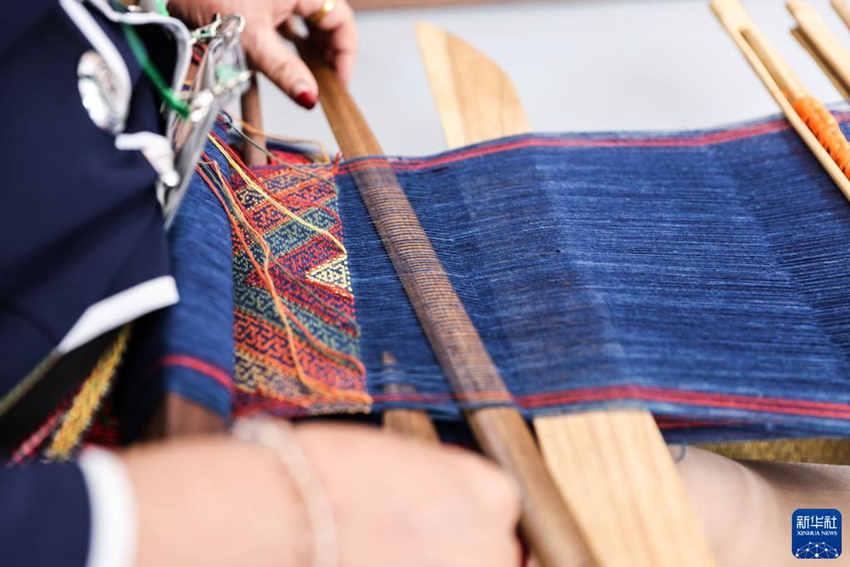 리족 부녀자가 보아오 아시아포럼 주제공원에서 여족 전통 방직물을 선보인다. [4월 21일 촬영/사진 출처: 신화사]