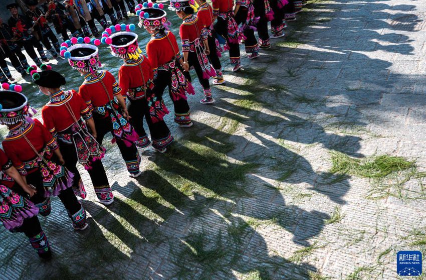 머우딩현 사람들이 ‘3월회’에서 왼발 춤 공연을 선보이고 있다. [4월 27일 촬영/사진 출처: 신화사]