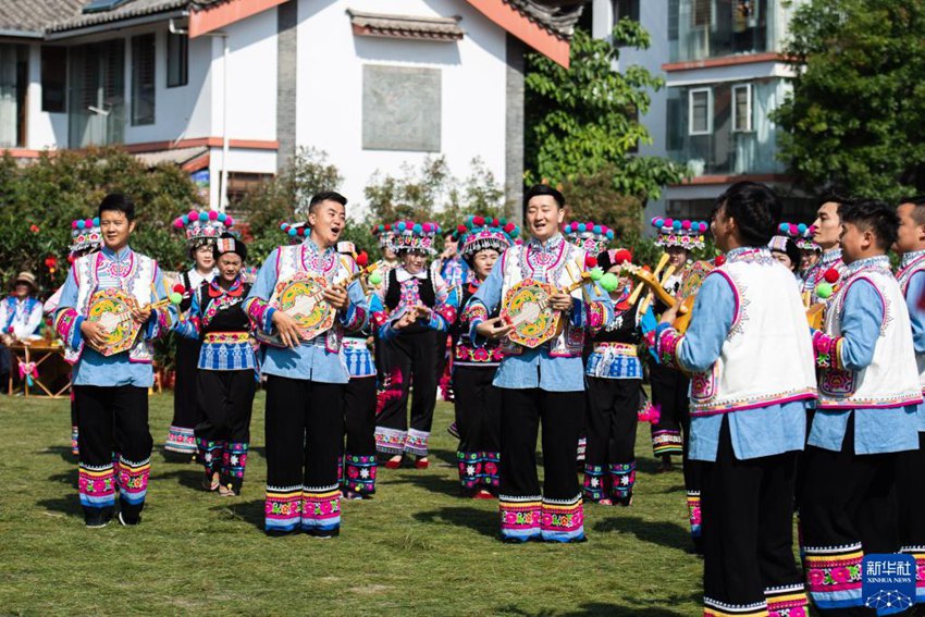 사람들이 룽터우(龍頭, 용두) 사현금을 연주하고 있다. [4월 27일 촬영/사진 출처: 신화사]