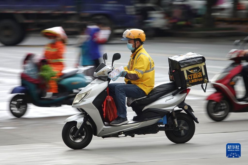 광시(廣西) 난닝(南寧)시 하이테크개발구에서 택배원이 상품을 배송하고 있다. [사진 출처: 신화사]
