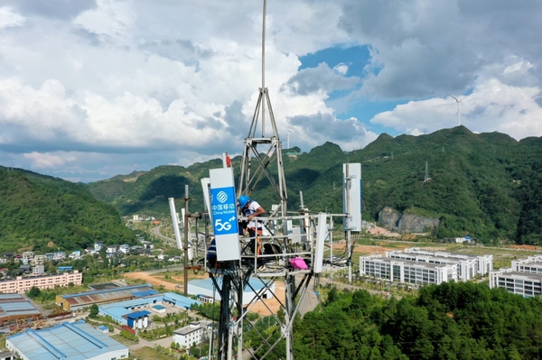 2021년 11월 구이저우(貴州)에서 700MHz 5G 기지국을 설치하고 있다. [사진 제공: 차이나모바일 구이저우지사]