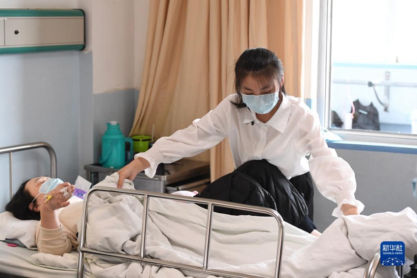 푸젠의과대학 부속 제1병원 병실에서 왕린후이가 어머니를 보살피고 있다. [4월 28일 촬영/사진 출처: 신화사]