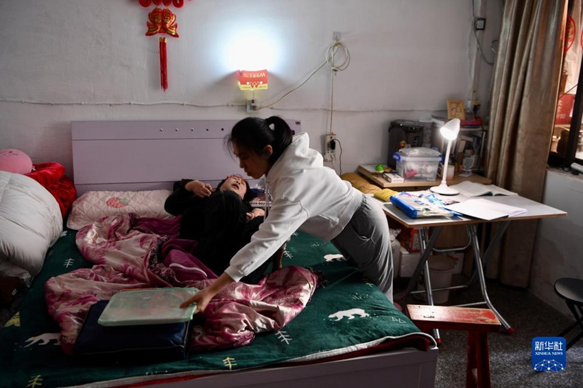 푸저우의 한 셋방 안에서 왕린후이가 어머니를 보살피고 있다. [5월 3일 촬영/사진 출처: 신화사]