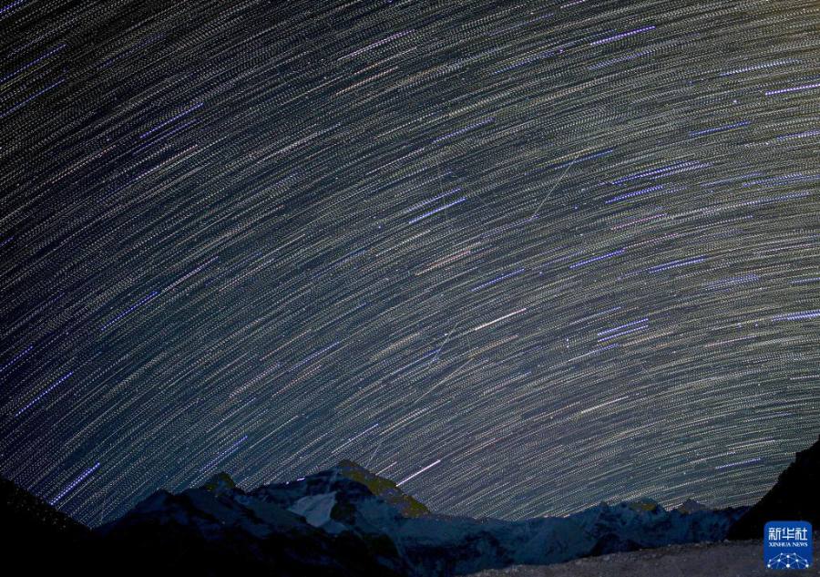 5월 4일 새벽, 주무랑마봉 베이스캠프에서 촬영한 별의 궤적 [합성사진 출처: 신화사]