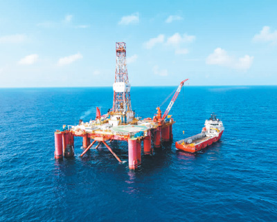 ‘난하이(南海)7호’ 해저 드릴링타워에서 해저 생산 시스템을 설치하고 있다. [사진 출처: 중국해양석유집단유한공사]