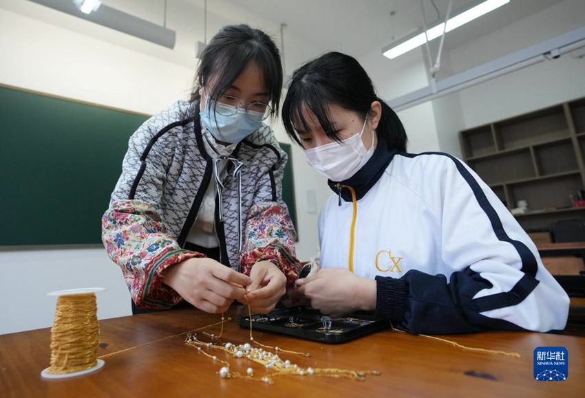 산시성 도시경제학교, 공예미술 교사인 톈레이(田蕾, 좌)는 청각장애인 학생에게 장신구 만들기를 지도한다. [5월 12일 촬영/사진 출처: 신화사]
