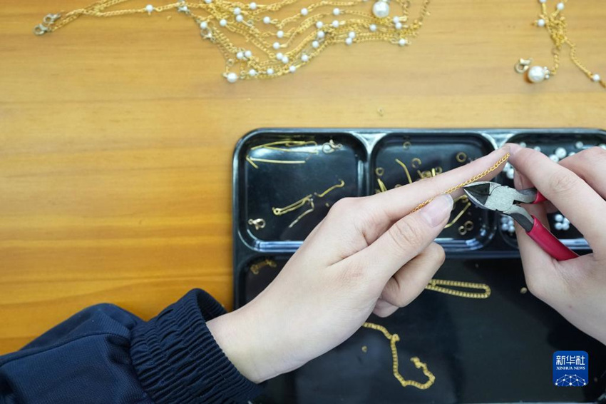 청각장애인 학생이 장신구 만들기를 공부하고 있다. [5월 12일 촬영/사진 출처: 신화사]